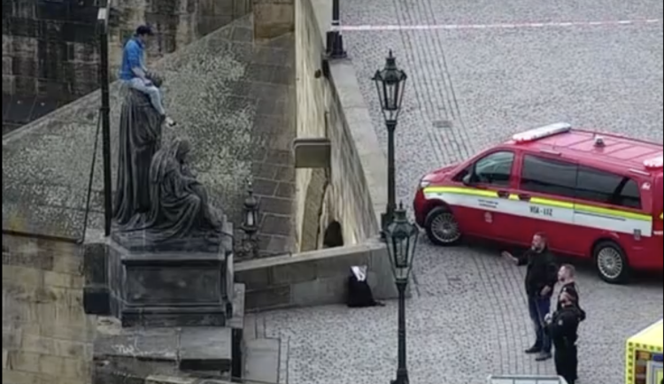 Muž na soše seděl dvě hodiny.