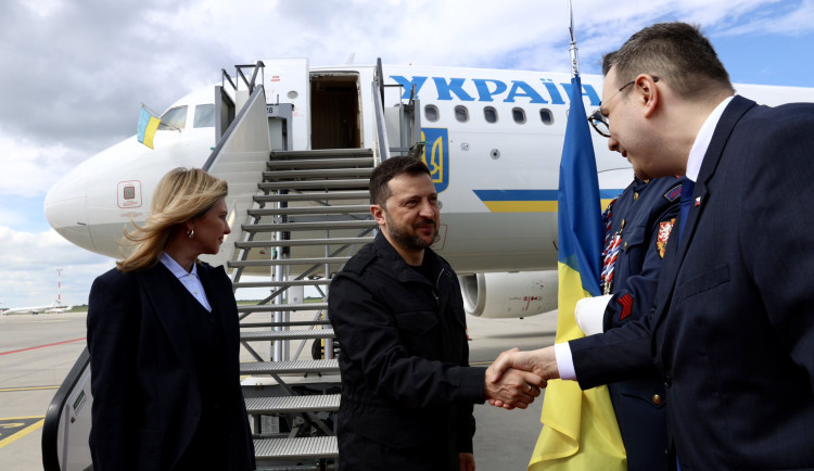 Do Prahy přiletěl ukrajinský prezident Zelenský se ženou, na Hradě ho přijme Pavel