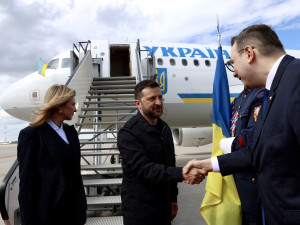 Do Prahy přiletěl ukrajinský prezident Zelenský se ženou, na Hradě ho přijme Pavel