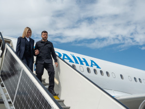 Do Prahy přiletěl ukrajinský prezident Zelenský se ženou, na Hradě ho přijme Pavel