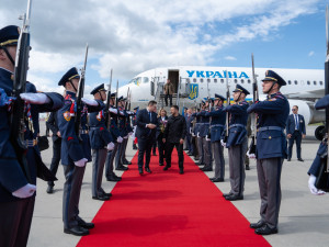 Do Prahy přiletěl ukrajinský prezident Zelenský se ženou, na Hradě ho přijme Pavel