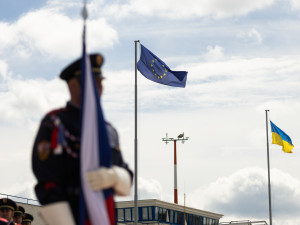 Do Prahy přiletěl ukrajinský prezident Zelenský se ženou, na Hradě ho přijme Pavel