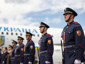 Do Prahy přiletěl ukrajinský prezident Zelenský se ženou, na Hradě ho přijme Pavel