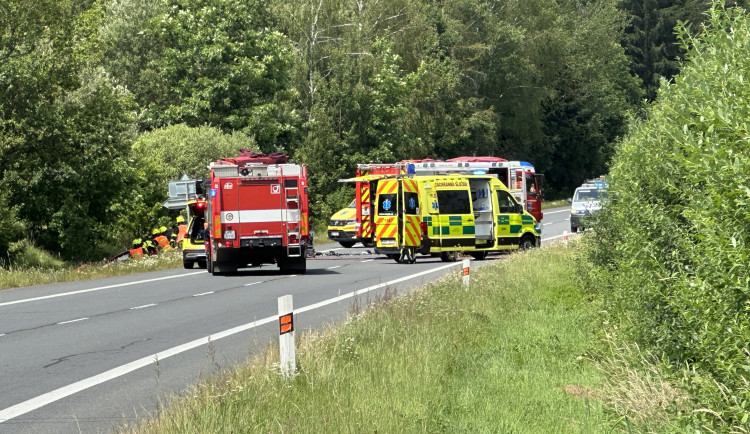 Motorkář nepřežil střet s osobákem. Muže se snažili resuscitovat svědci nehody