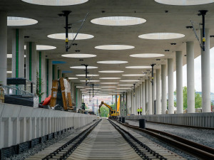 FOTOGALERIE: Trať mezi Bubny a Výstavištěm bude v provozu v srpnu, stanice dokončují