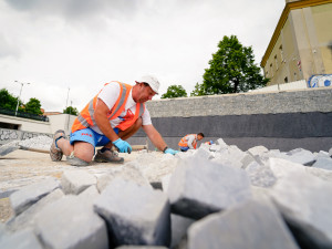 FOTOGALERIE: Trať mezi Bubny a Výstavištěm bude v provozu v srpnu, stanice dokončují