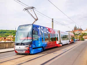 Ulicemi Prahy jezdí speciálně vyzdobená tramvaj, připomíná výročí Pražského povstání