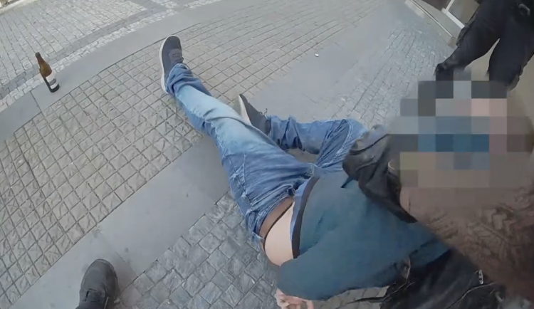 Muž skončil v poutech.