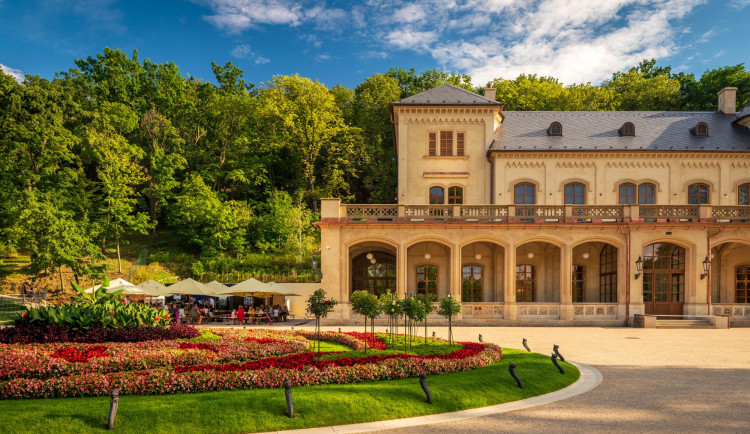 Práce na budově stojí od roku 2021.