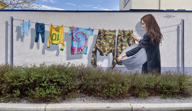 Malba je o všech rodičích, kteří ztratili své děti ve válce, říká autor graffiti na jihlavském nádraží