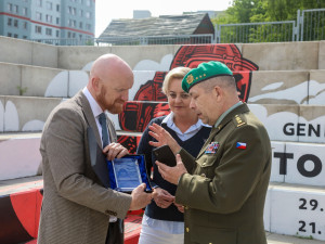 Na Černém Mostě je nový mural, je věnován letci Vybíralovi