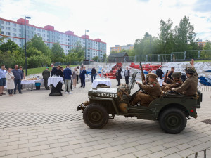 Na Černém Mostě je nový mural, je věnován letci Vybíralovi