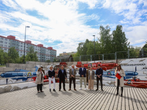 Na Černém Mostě je nový mural, je věnován letci Vybíralovi