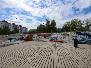 Na Černém Mostě je nový mural, je věnován letci Vybíralovi