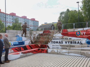 Na Černém Mostě je nový mural, je věnován letci Vybíralovi