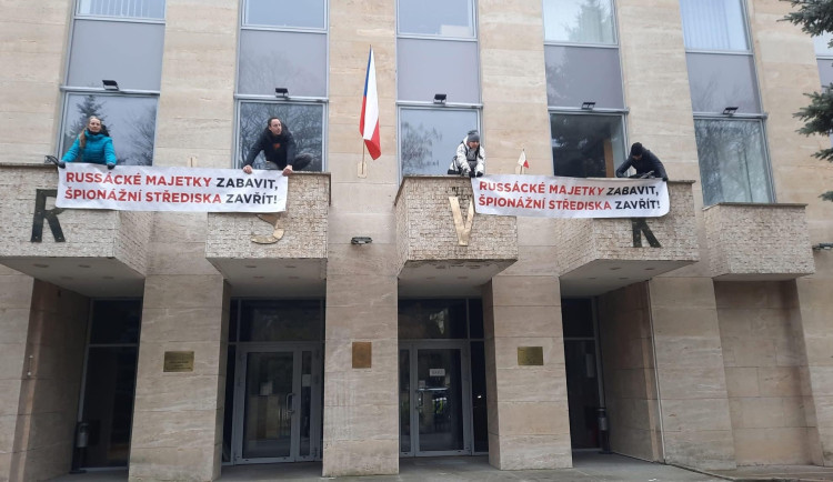 V Ruském domě protestovali v únoru členové skupiny Kaputin!.