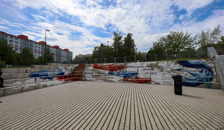 Na Černém Mostě je nový mural, je věnován letci Vybíralovi