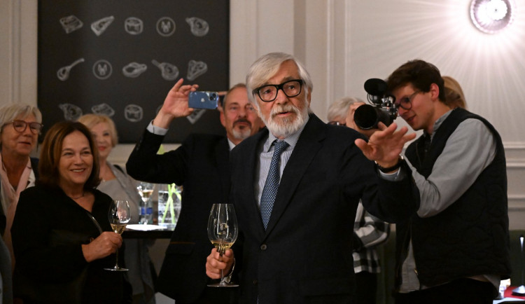 Zemřel herec a prezident karlovarského filmového festivalu Jiří Bartoška