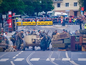 FOTOGALERIE: Tanky i plamenomety. Do ulic Prahy se v rekonstrukci vrátily boje z konce války