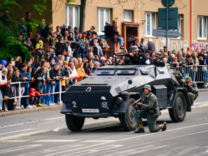 FOTOGALERIE: Tanky i plamenomety. Do ulic Prahy se v rekonstrukci vrátily boje z konce války