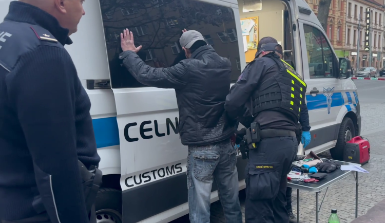 Policisté provedli zátah na Andělu a Karlově náměstí, zkontrolovali dvě stě lidí