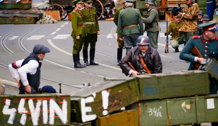 FOTOGALERIE: Tanky i plamenomety. Do ulic Prahy se v rekonstrukci vrátily boje z konce války