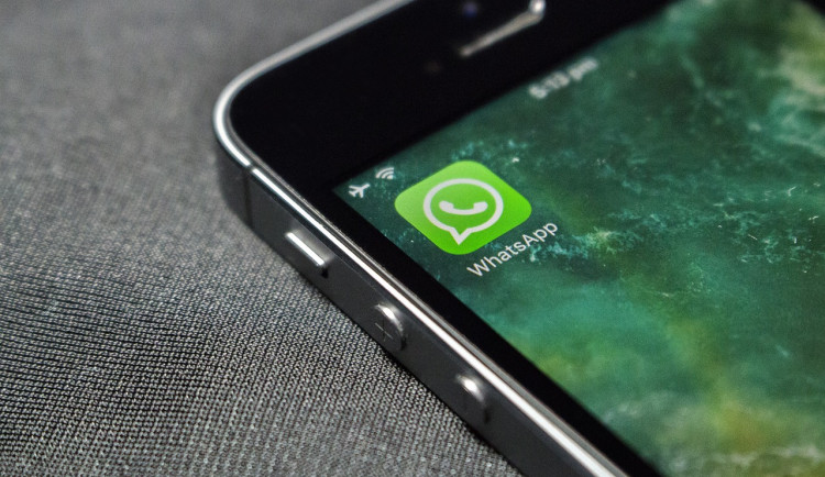 Nový podvod na WhatsAppu se šíří i v Praze. Na podezřelé zprávy nereagujte, vybízí policie