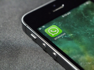 Nový podvod na WhatsAppu se šíří i v Praze. Na podezřelé zprávy nereagujte, vybízí policie
