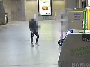 VIDEO: Mladý výtržník rozbil teleskopickým obuškem nápojový automat. Při zadržení u něj strážníci našli nůž