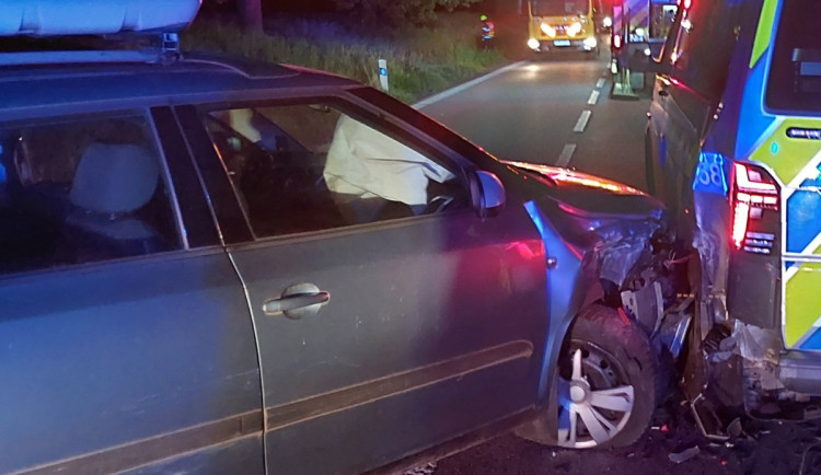 U Výčap v noci havarovala dvě auta, do policejního auta pak narazil další řidič