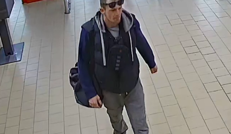 Zloděj se specializuje na zubní pasty, nakradl už dvě stě. Neodolá ani čokoládám