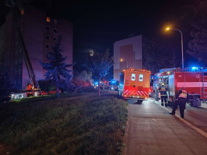 U nočního požáru bytu v Řepích zasahovali hasiči i záchranáři. Jeden z obyvatelů domu nepřežil