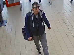 VIDEO: Zloděj se specializuje na zubní pasty, nakradl už dvě stě. Neodolá ani čokoládám