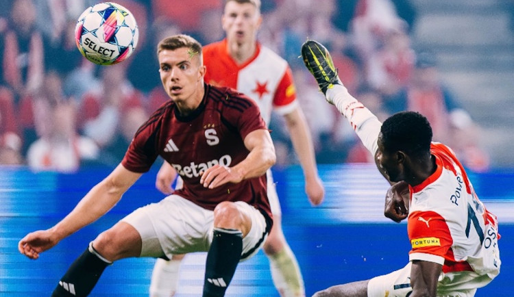 Druhý gól fotbalistů Slavie v derby neměl platit, Oscar podle komise hrál rukou