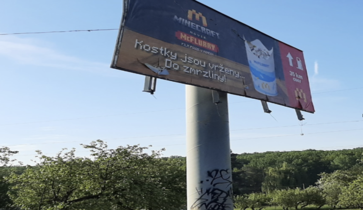 Silničáři odstranili z Černého Mostu nelegální billboard, osvětlen byl zřejmě kradenou energií