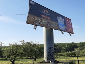 Silničáři odstranili z Černého Mostu nelegální billboard, osvětlen byl zřejmě kradenou energií