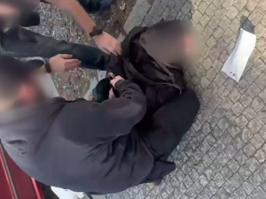 Cizinec se vydával za policistu, muže obral o půl milionu