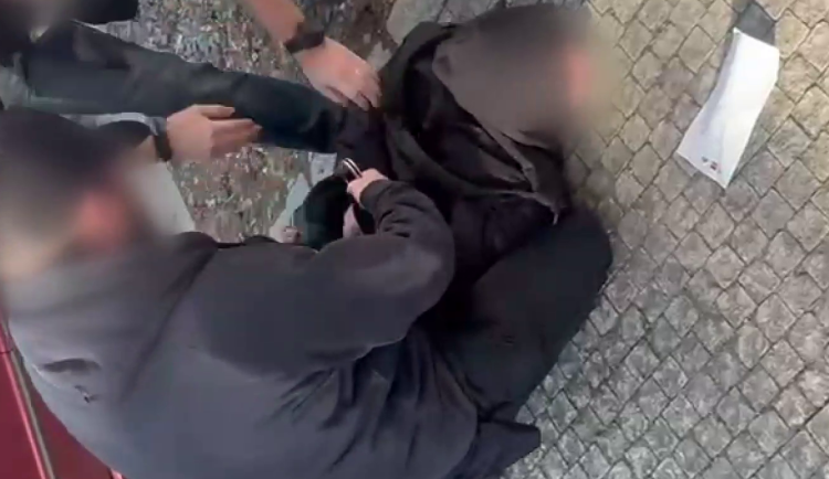 Podvodníka zadrželi při předání peněz