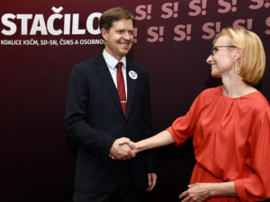 KOMENTÁŘ: Návrat do Moskvy a neodbytný duch 9. května české politiky
