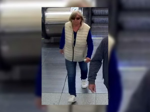 Seniorka se ztratila manželovi v metru, trpí Alzheimerem a je dezorientovaná