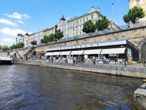Restaurace Vltava na náplavce podle městské firmy nechce platit tržní nájem, probíhá soud