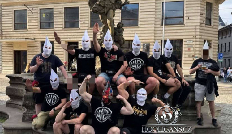 Parta se v kuklách vyfotila u kašny.