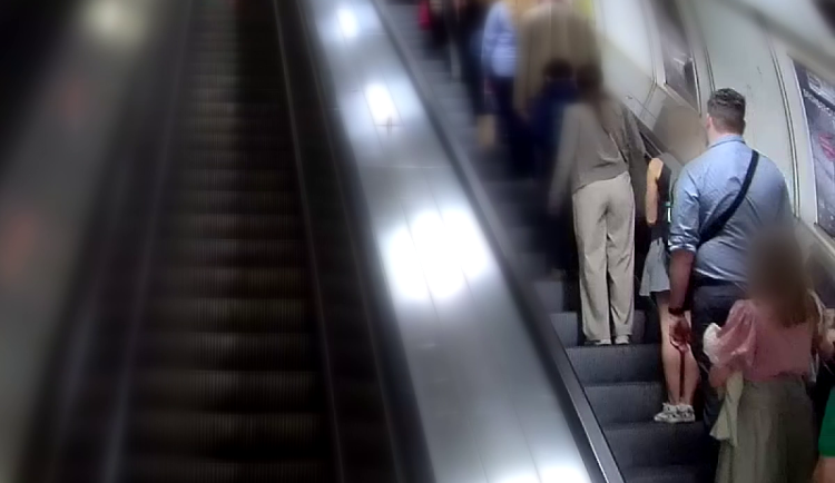 Muž natáčel na eskalátorech dívku pod sukní, zastavila ho kolemjdoucí