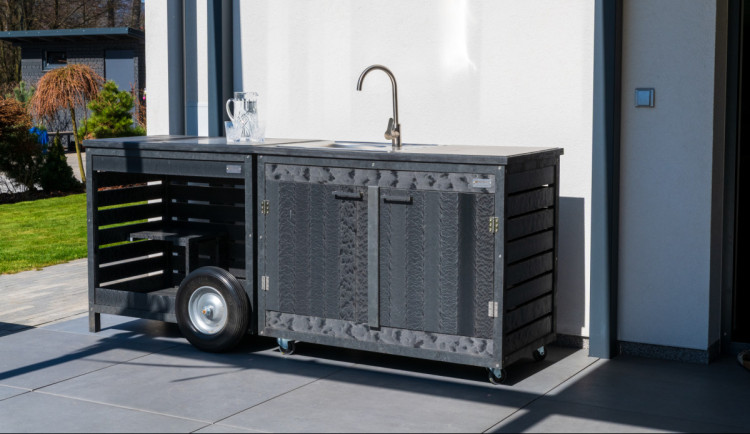 Z textilního odpadu vyrábí zahradní kuchyně. S realizací pomohla univerzita