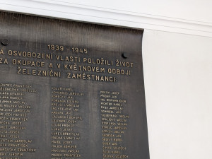 Nadšenci mapují pamětní desky na nádražích, zaměřují se na padlé železničáře