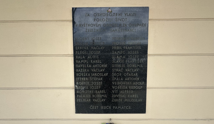 Jedna pamětní deska je i na vršovickém nádraží.