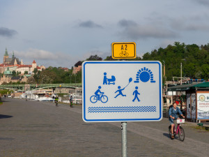 Na náplavkách jsou nové cedule, mají uklidnit vztahy mezi cyklisty a chodci