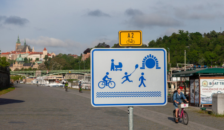 Na náplavkách je celkem devět cedulí.