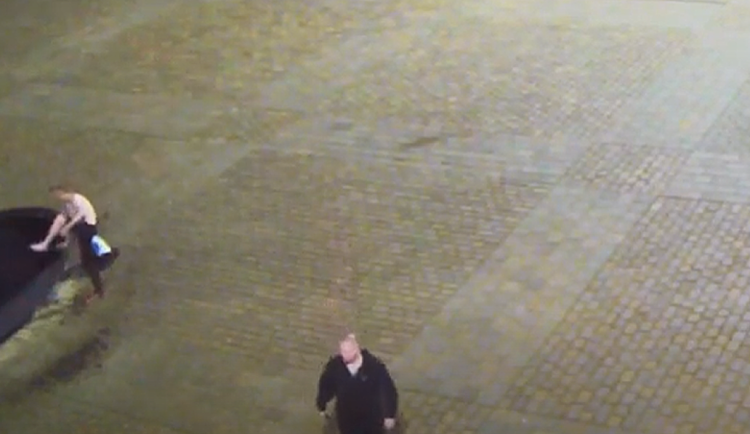 Muž prováděl kompletní očistu svého těla ve vyhlášené kašně. Měl mýdlo i osušku