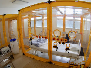 Američanovi, který je hospitalizován na Bulovce, krvácivou horečku nezjistili